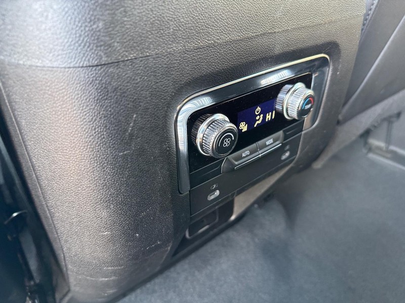 GMC Yukon XL Vehicle Full-screen Gallery Image 13