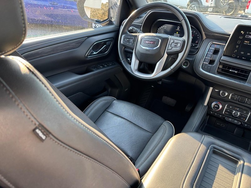 GMC Yukon XL Vehicle Full-screen Gallery Image 16