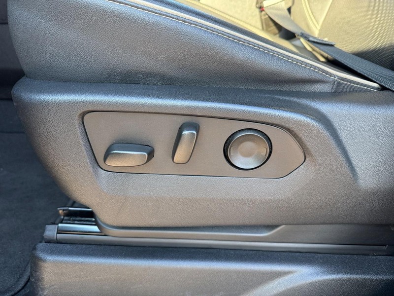 GMC Yukon XL Vehicle Full-screen Gallery Image 19