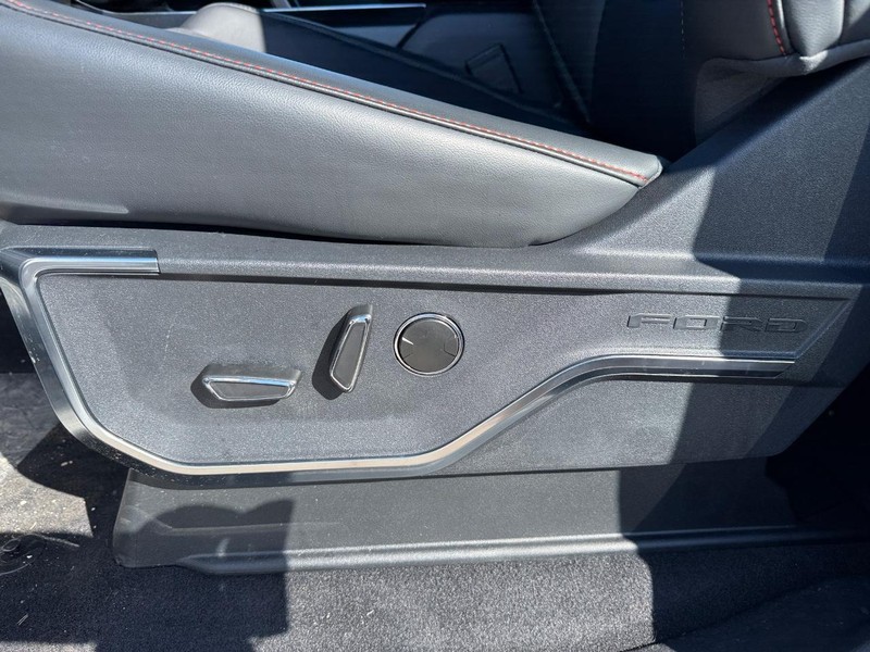 Ford F-150 Vehicle Full-screen Gallery Image 18