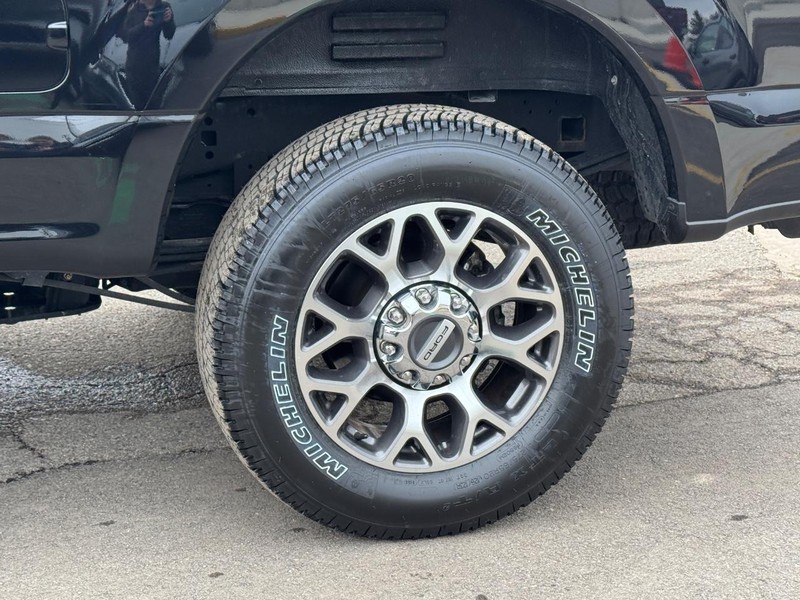 Ford Super Duty F-250 SRW Vehicle Full-screen Gallery Image 10