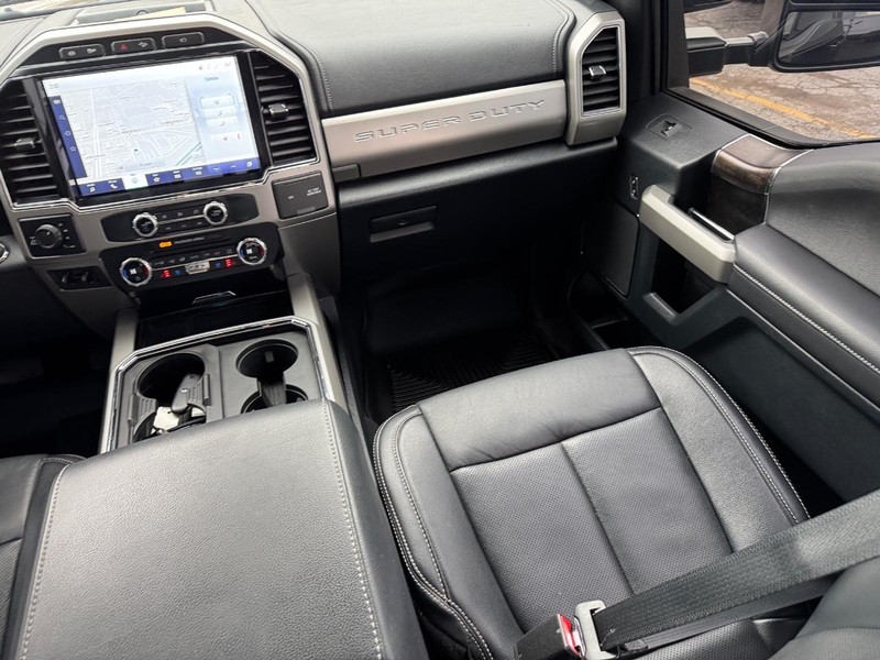 Ford Super Duty F-250 SRW Vehicle Full-screen Gallery Image 16