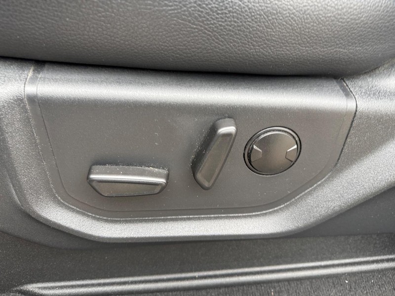 Ford Super Duty F-250 SRW Vehicle Full-screen Gallery Image 17