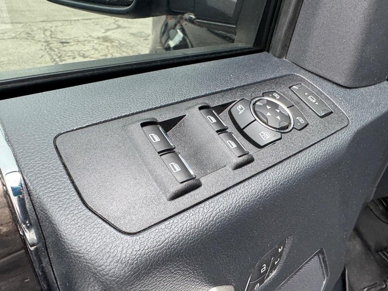 Ford Super Duty F-250 SRW Vehicle Full-screen Gallery Image 18