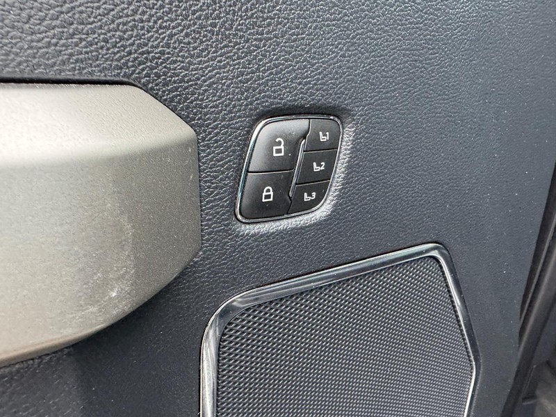 Ford Super Duty F-250 SRW Vehicle Full-screen Gallery Image 19