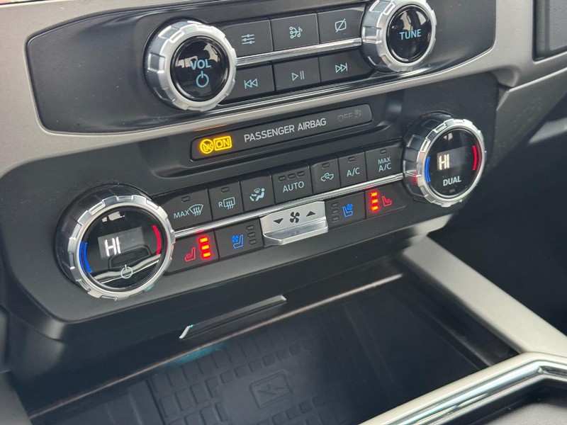 Ford Super Duty F-250 SRW Vehicle Full-screen Gallery Image 26