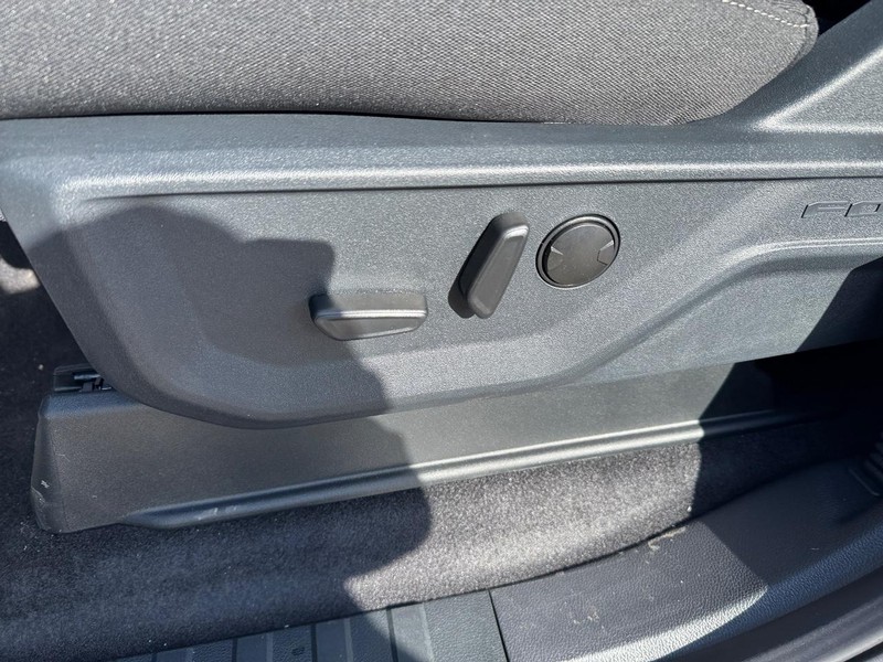 Ford F-150 Vehicle Full-screen Gallery Image 18