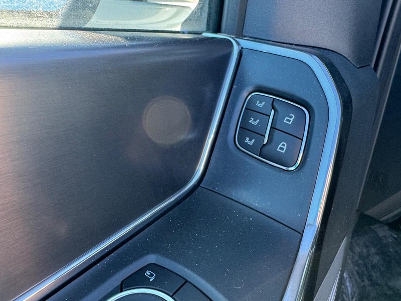 Ford F-150 Vehicle Full-screen Gallery Image 21