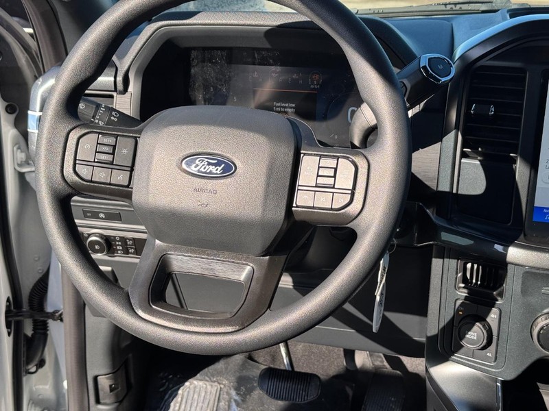 Ford F-150 Vehicle Full-screen Gallery Image 14