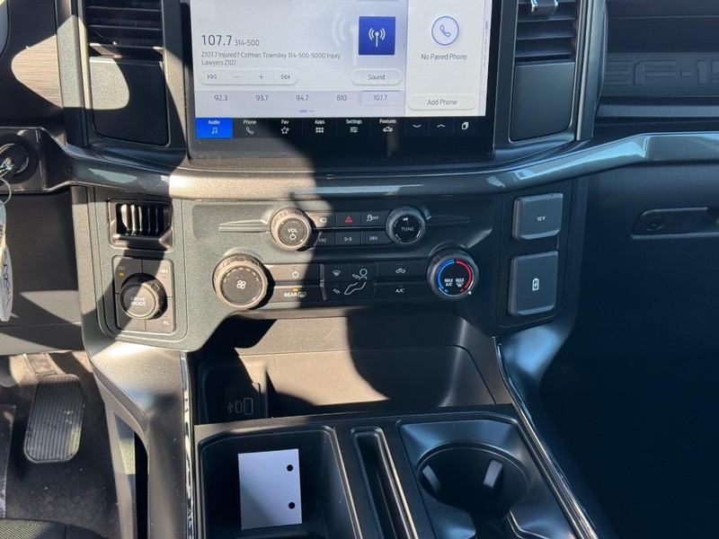 Ford F-150 Vehicle Full-screen Gallery Image 16