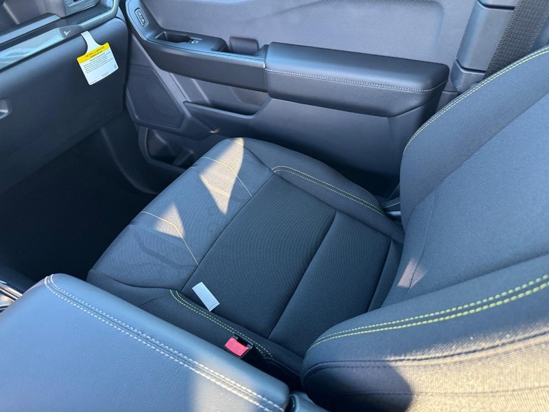 Ford F-150 Vehicle Full-screen Gallery Image 17