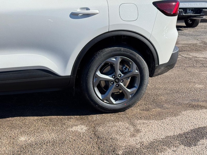 Ford Escape Vehicle Full-screen Gallery Image 11