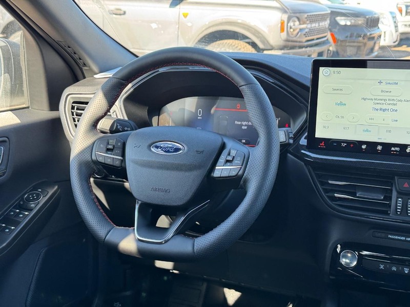 Ford Escape Vehicle Full-screen Gallery Image 15