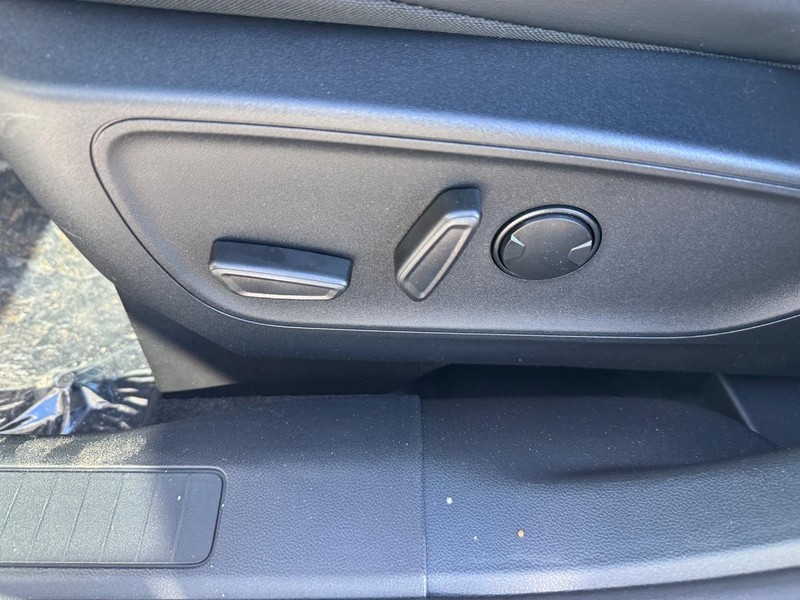 Ford Escape Vehicle Full-screen Gallery Image 18