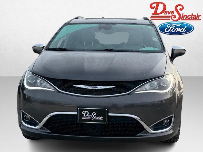 Chrysler Pacifica Vehicle Full-screen Gallery Image 02