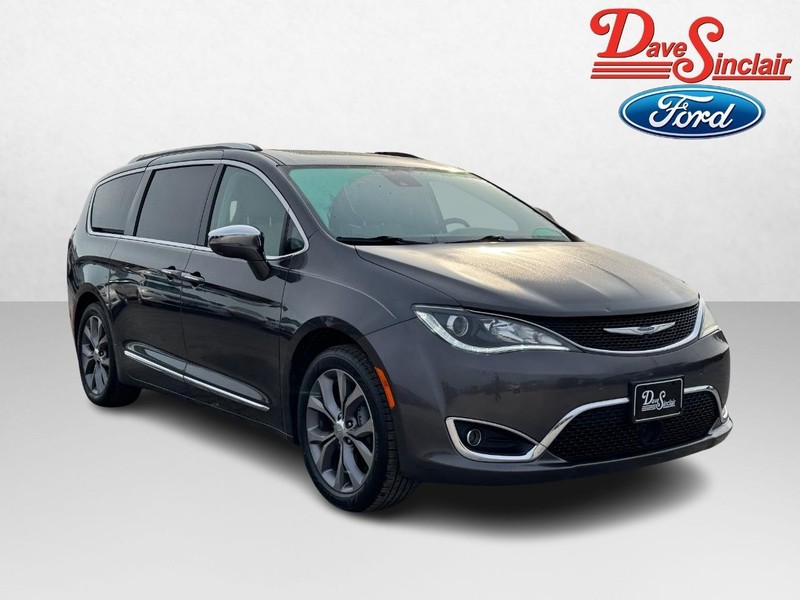 Chrysler Pacifica Vehicle Full-screen Gallery Image 04