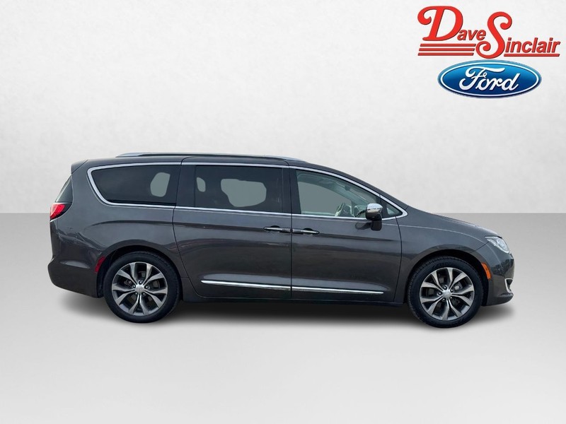 Chrysler Pacifica Vehicle Full-screen Gallery Image 05