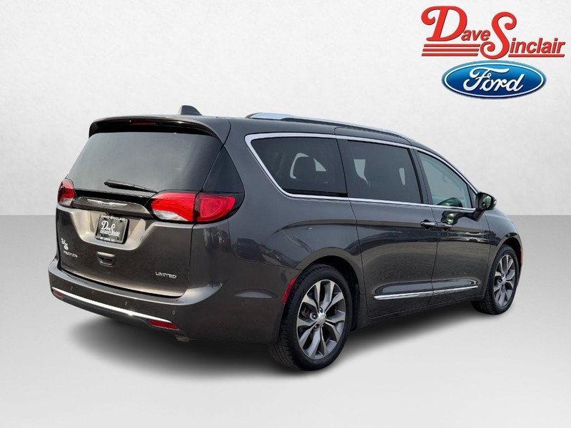 Chrysler Pacifica Vehicle Full-screen Gallery Image 07