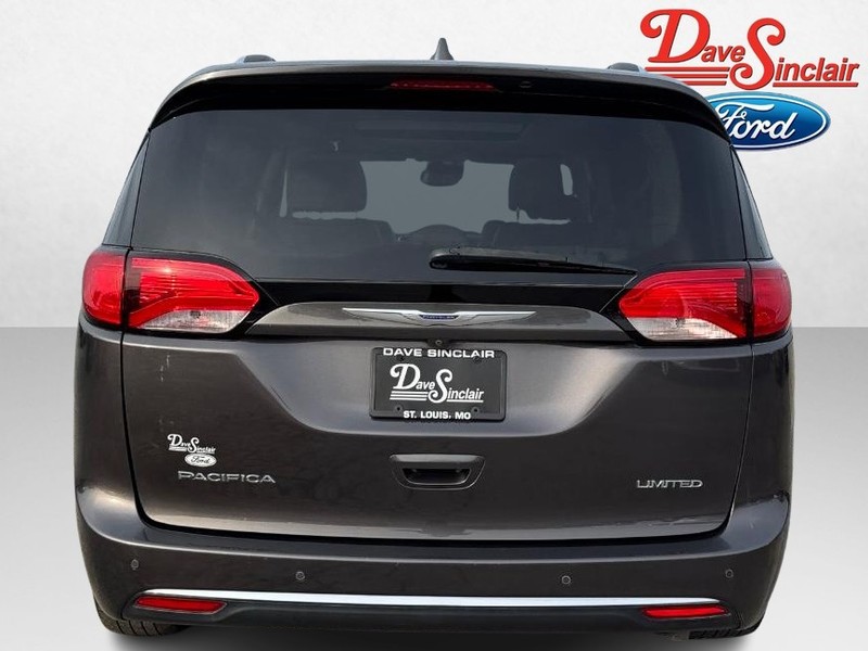 Chrysler Pacifica Vehicle Full-screen Gallery Image 08