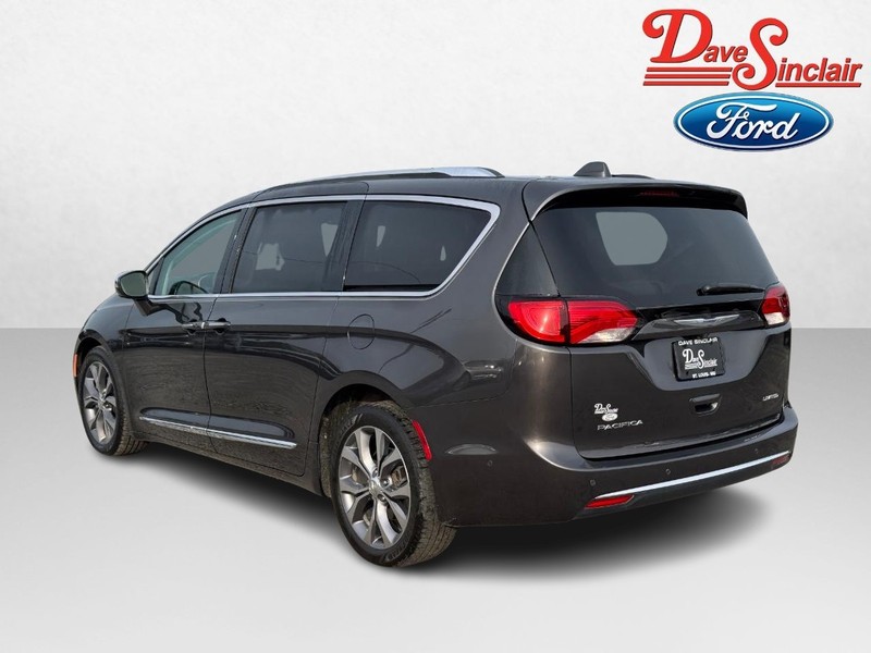 Chrysler Pacifica Vehicle Full-screen Gallery Image 09