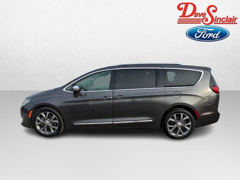 Chrysler Pacifica Vehicle Full-screen Gallery Image 10
