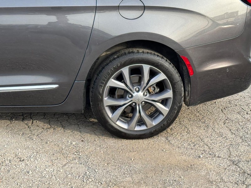 Chrysler Pacifica Vehicle Full-screen Gallery Image 11