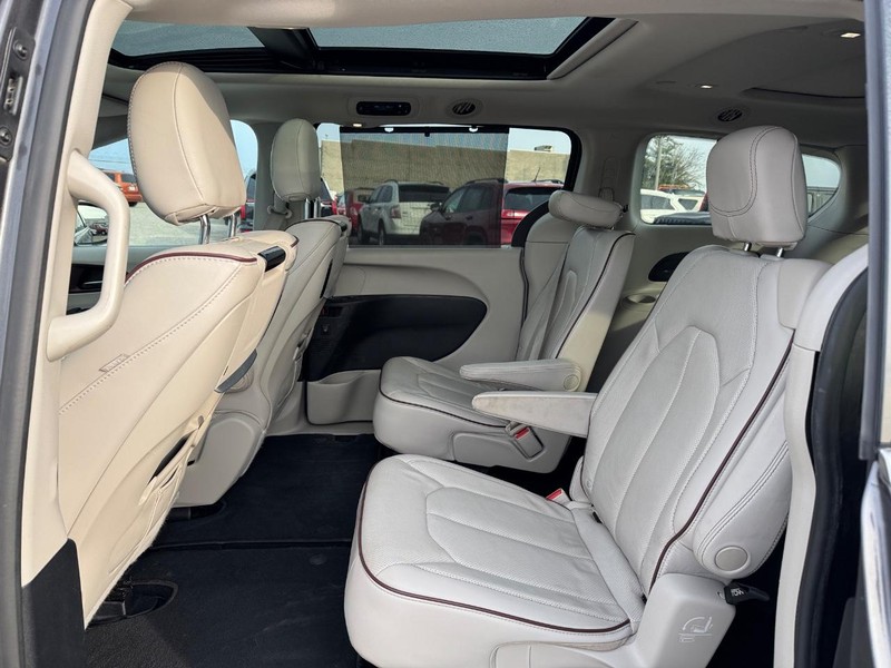 Chrysler Pacifica Vehicle Full-screen Gallery Image 12