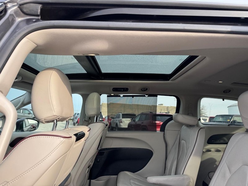 Chrysler Pacifica Vehicle Full-screen Gallery Image 13