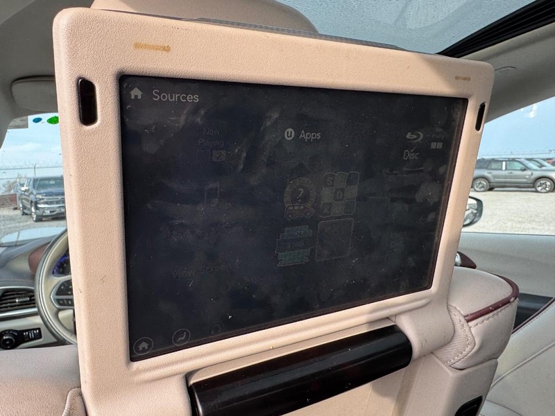 Chrysler Pacifica Vehicle Full-screen Gallery Image 14