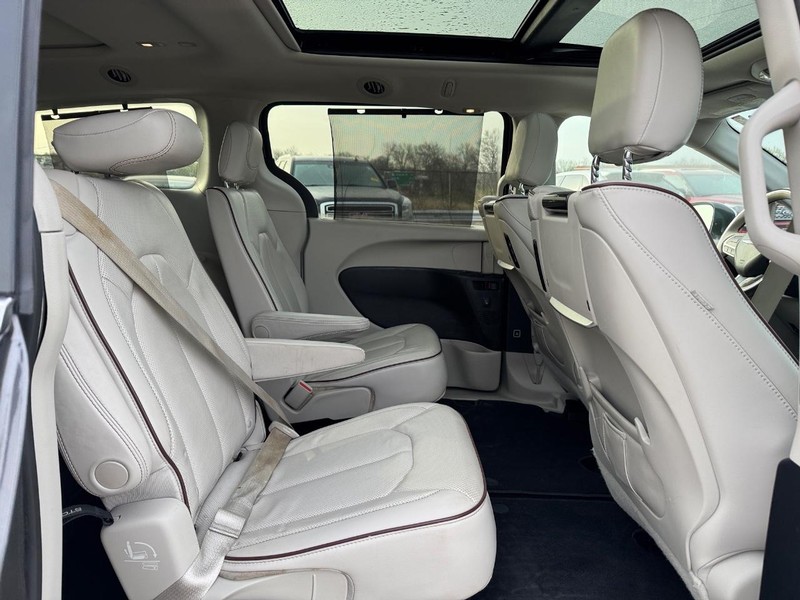Chrysler Pacifica Vehicle Full-screen Gallery Image 17