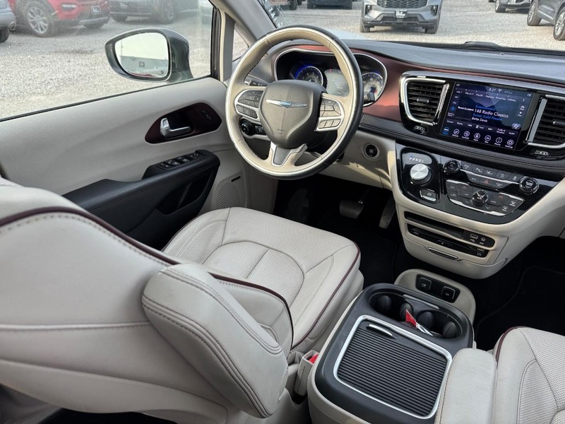 Chrysler Pacifica Vehicle Full-screen Gallery Image 18