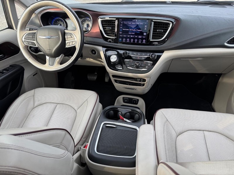 Chrysler Pacifica Vehicle Full-screen Gallery Image 19