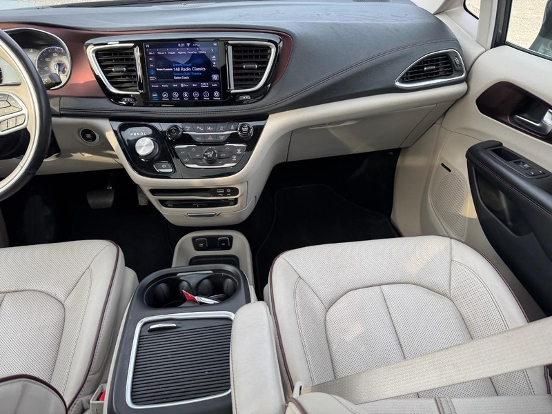 Chrysler Pacifica Vehicle Full-screen Gallery Image 20