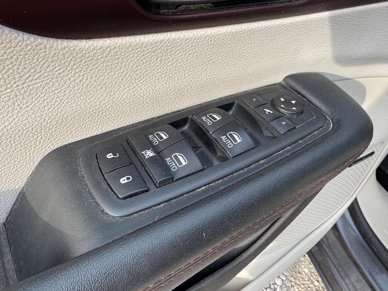 Chrysler Pacifica Vehicle Full-screen Gallery Image 22