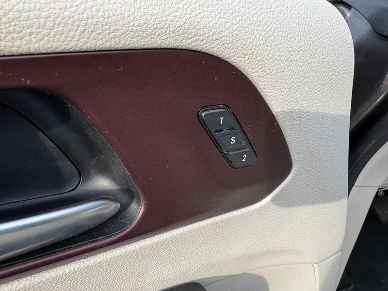 Chrysler Pacifica Vehicle Full-screen Gallery Image 23