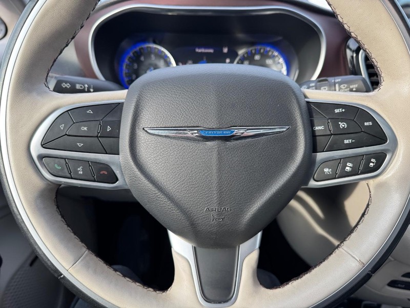 Chrysler Pacifica Vehicle Full-screen Gallery Image 24