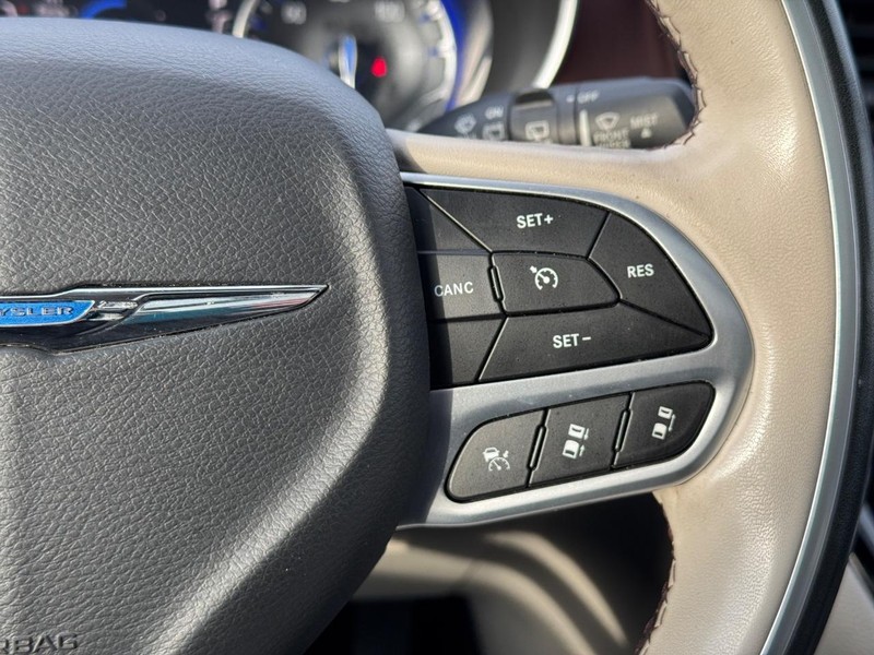 Chrysler Pacifica Vehicle Full-screen Gallery Image 26