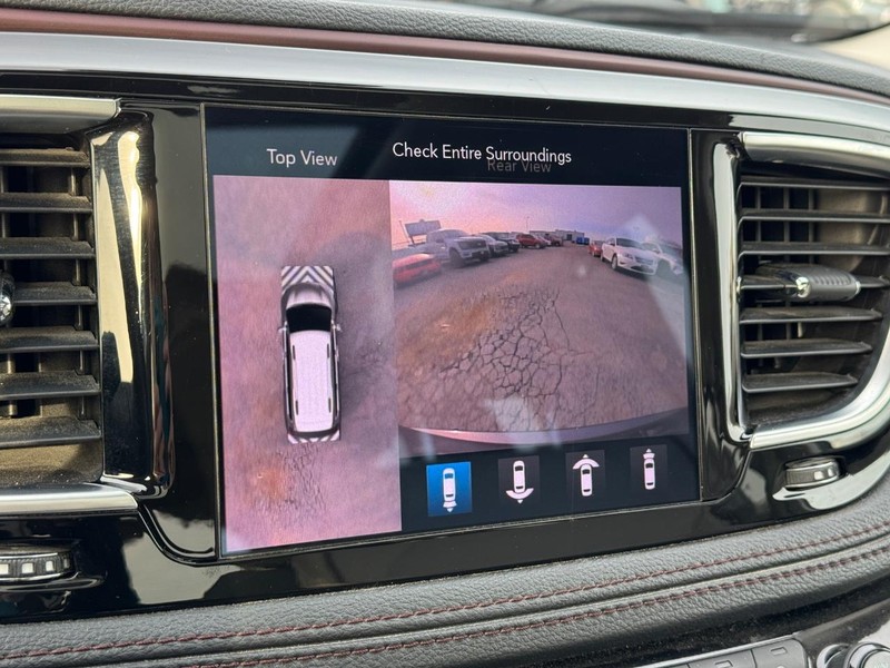 Chrysler Pacifica Vehicle Full-screen Gallery Image 29