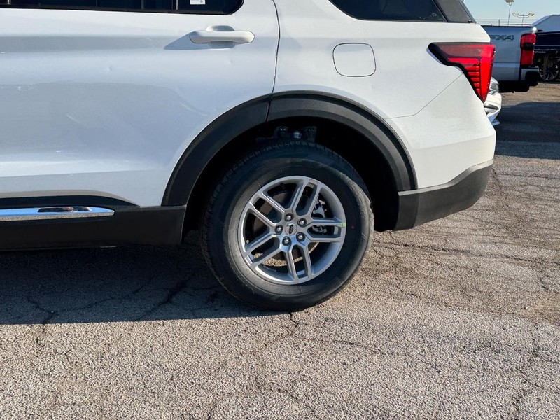 Ford Explorer Vehicle Full-screen Gallery Image 11