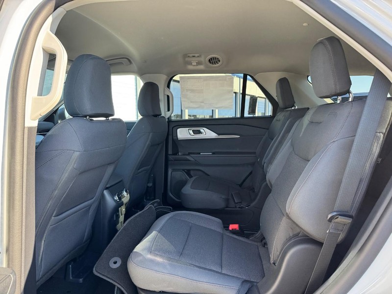 Ford Explorer Vehicle Full-screen Gallery Image 12