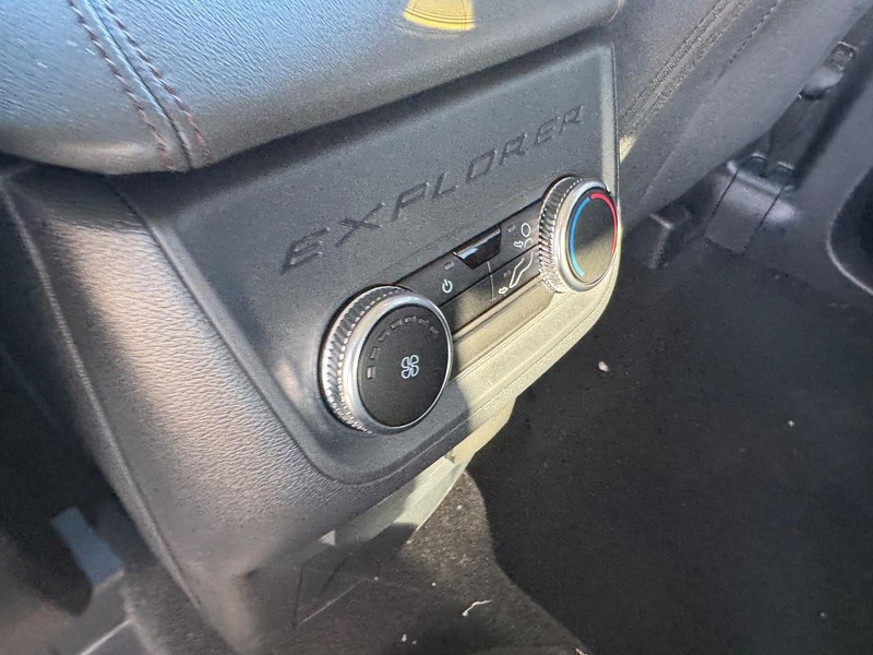 Ford Explorer Vehicle Full-screen Gallery Image 14