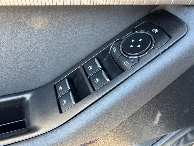 Ford Explorer Vehicle Full-screen Gallery Image 21
