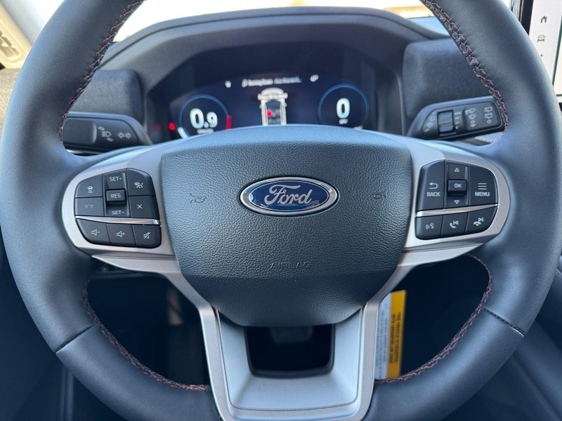Ford Explorer Vehicle Full-screen Gallery Image 22