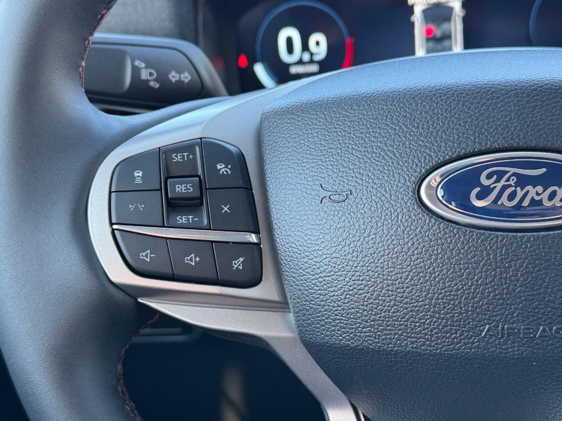 Ford Explorer Vehicle Full-screen Gallery Image 23