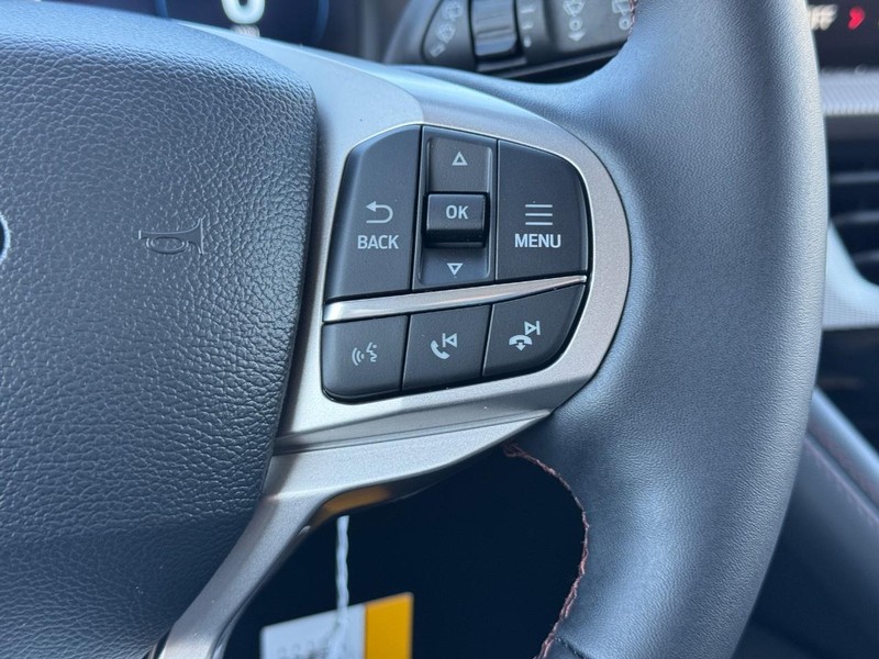 Ford Explorer Vehicle Full-screen Gallery Image 24