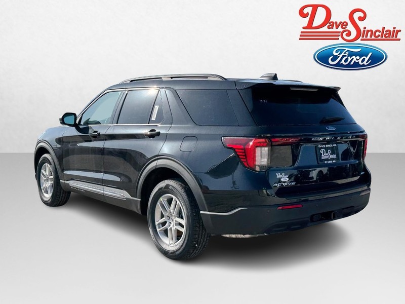 Ford Explorer Vehicle Full-screen Gallery Image 09
