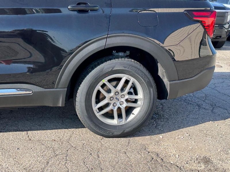 Ford Explorer Vehicle Full-screen Gallery Image 11