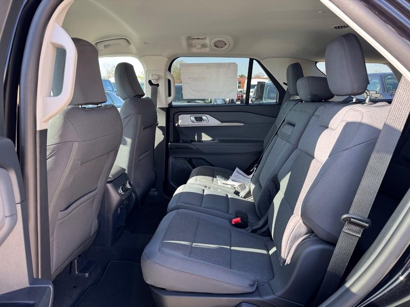 Ford Explorer Vehicle Full-screen Gallery Image 13