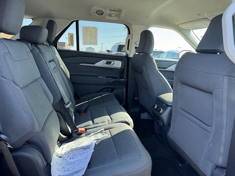 Ford Explorer Vehicle Full-screen Gallery Image 14