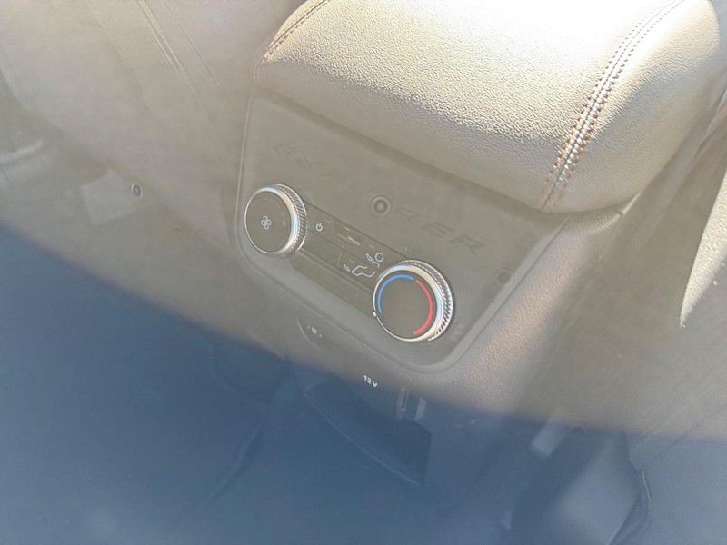 Ford Explorer Vehicle Full-screen Gallery Image 15
